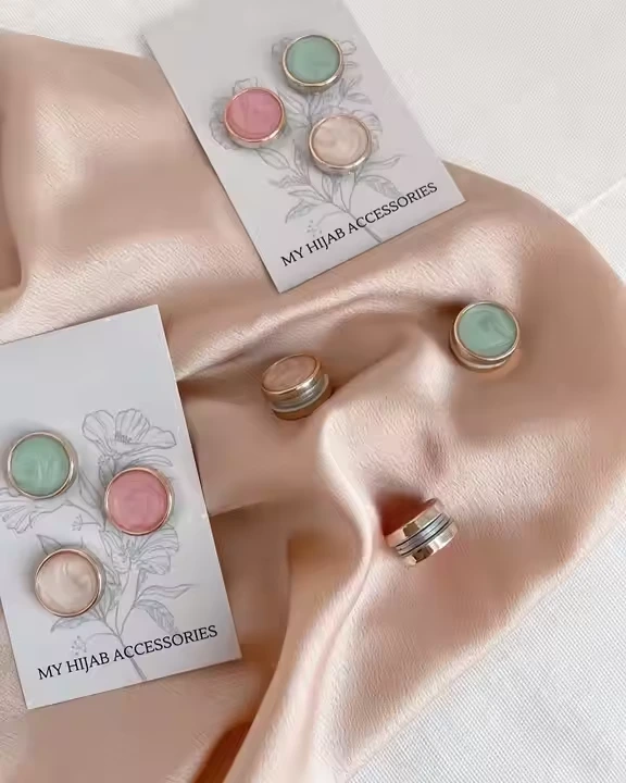 70.1 Petal Marble Hijab Magnet Pin